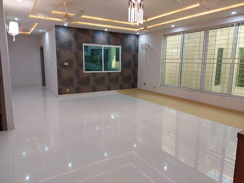 1 Kanal Luxury Villa Main Boulevard 4