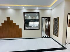 10 MARLA LIKE NEW LOCK OPTION AVAILEBAL FOR RENT IN BAHRIA TOWN LAHORE 0