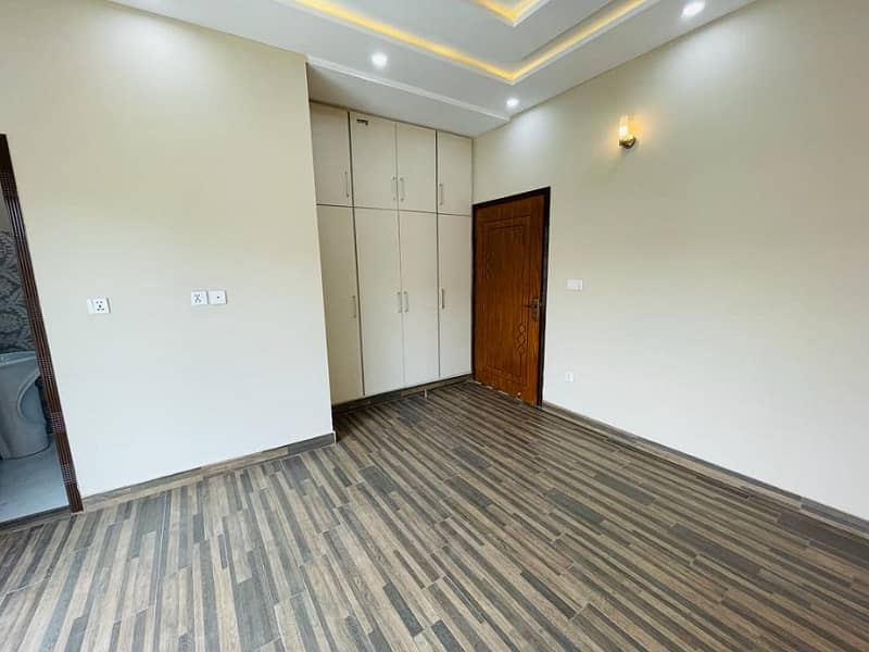 10 MARLA LIKE NEW LOCK OPTION AVAILEBAL FOR RENT IN BAHRIA TOWN LAHORE 4