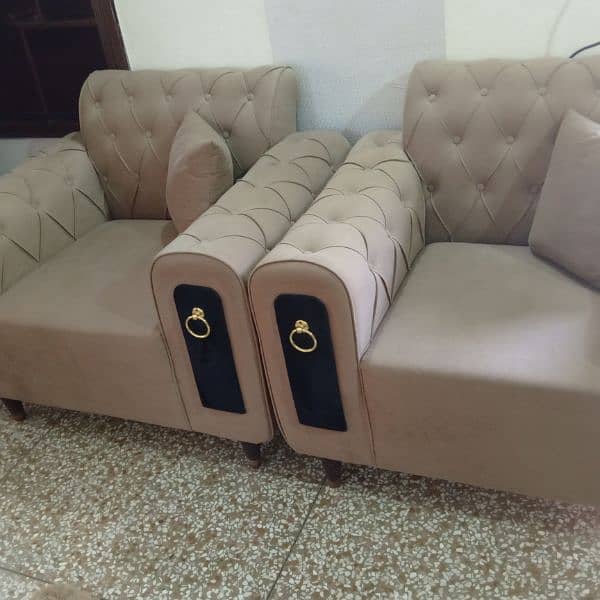 5 seater sofa only 5 month used 3