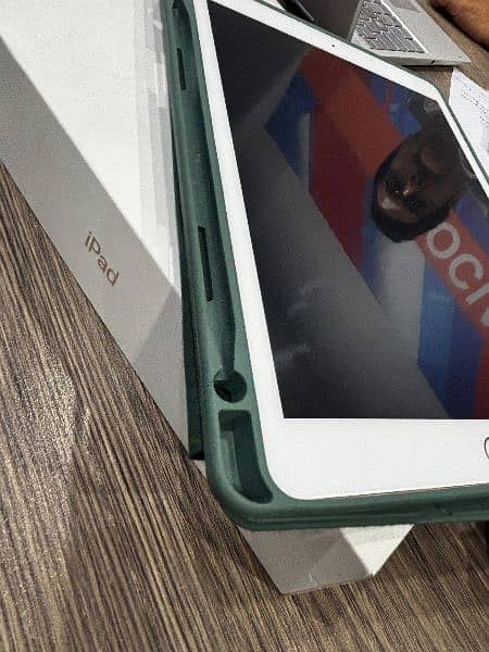 ipad 8th Generation 32GB with Box 1