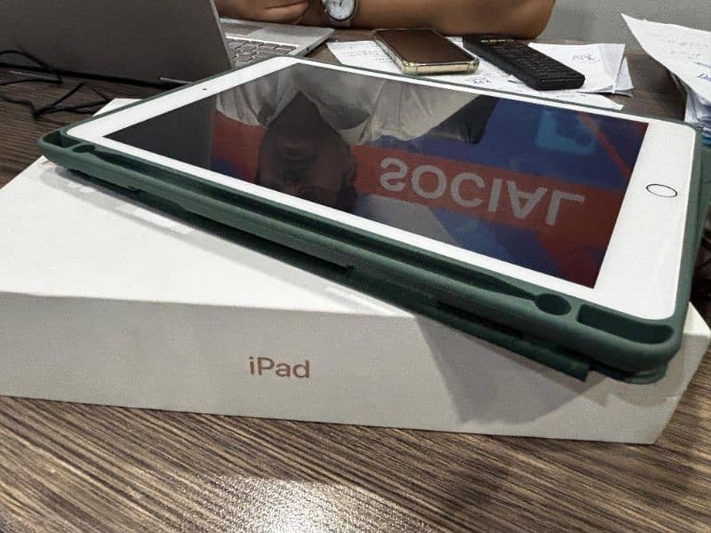 ipad 8th Generation 32GB with Box 2