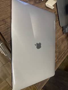 Macbook Pro 2019 16” i9 32gb 500gb 4gb in