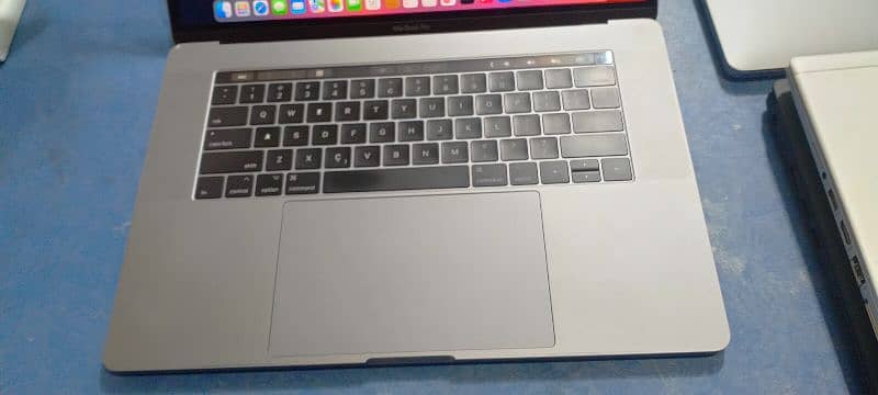 Apple MacBook 2017 15"
 i7 
16GB Ram DDR4
1TB Ssd 3