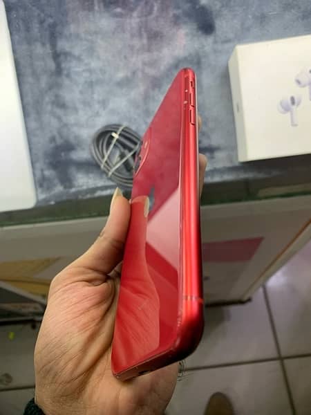 iphone 11 64Gb jv Red clour BH82% 38500/= 1