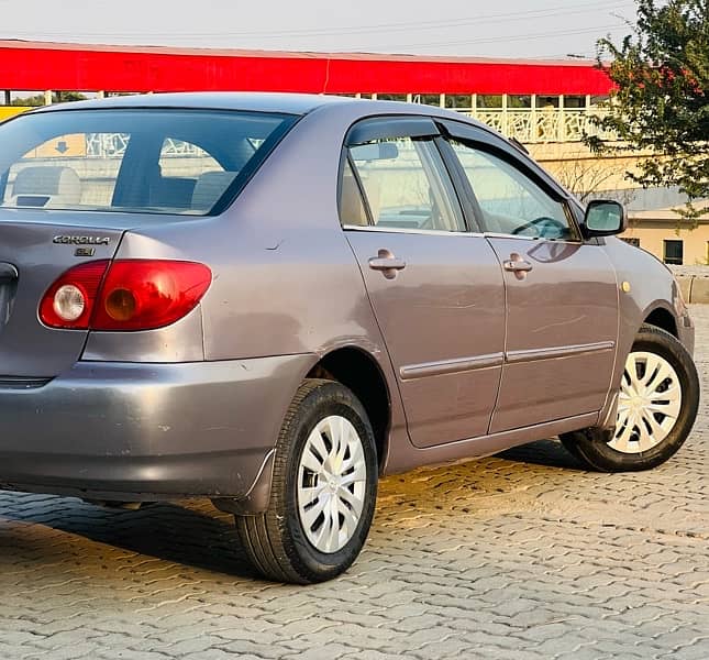 Toyota Corolla SE saloon 3