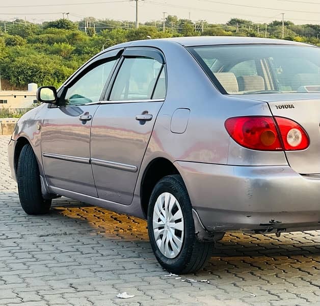 Toyota Corolla SE saloon 5