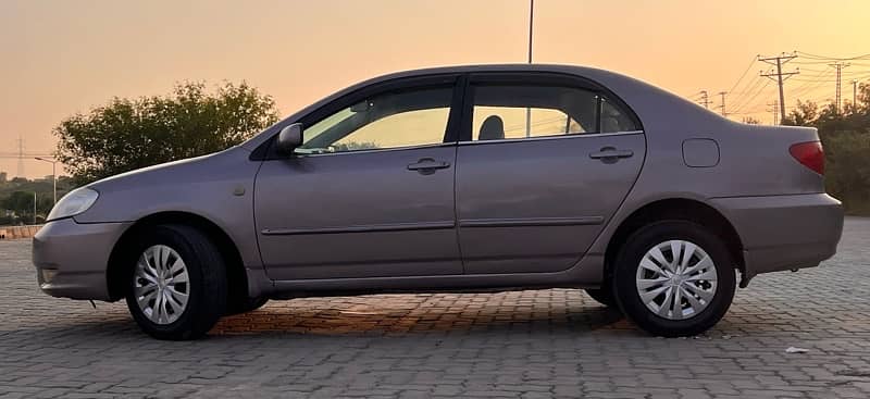 Toyota Corolla SE saloon 10