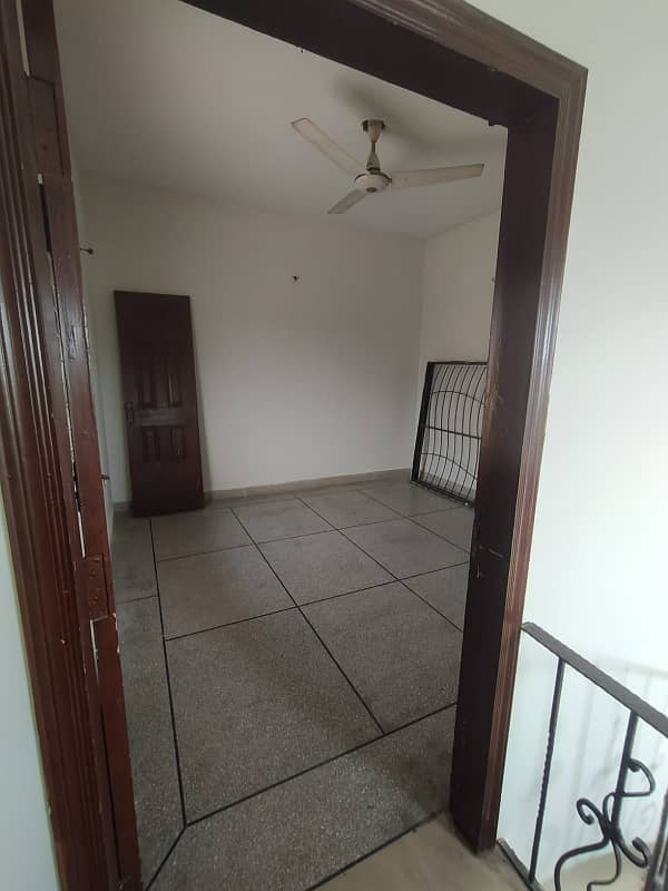 5 MARLA UPPER PORTION AVIALABLE FOR RENT IN VALANCIA BLOCK P 3