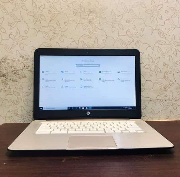 HP Laptop 14SMB G-4 Black White 1