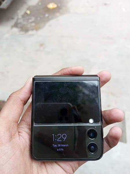 exchange/sale. galaxy z flip 3 8/128 4 month sim time 3