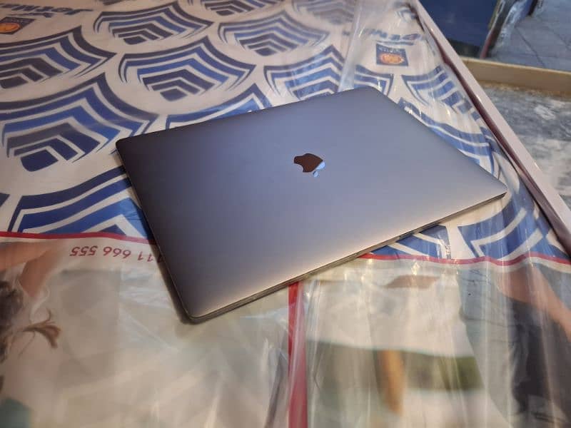 Mac Book Pro 2017 Model 1