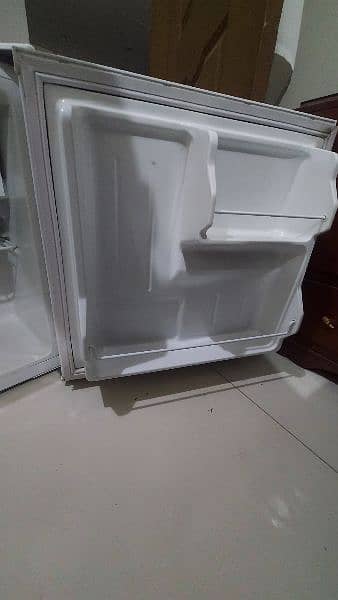 haier mini room fridge mint condition 2