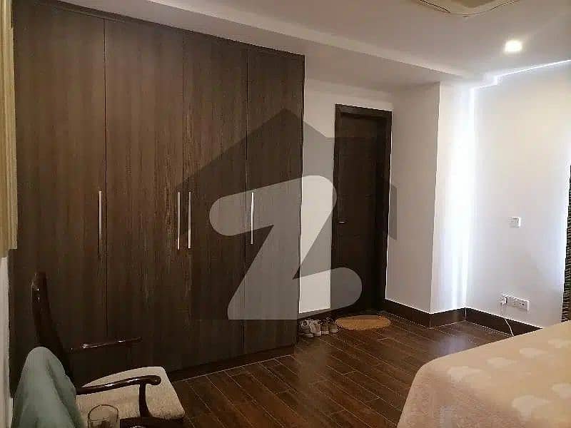 3 Bed For Sale in Hyde Park Gulberg III 3