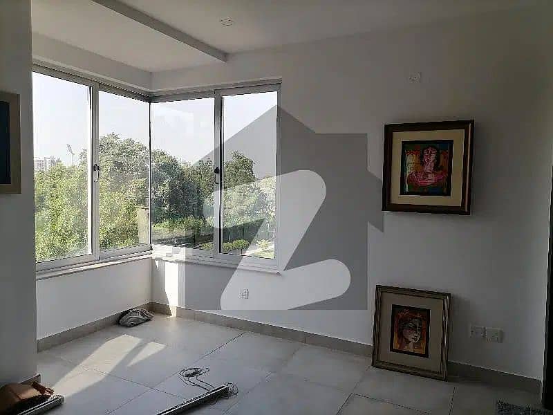 3 Bed For Sale in Hyde Park Gulberg III 11