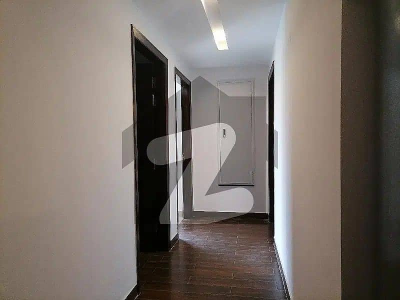 3 Bed For Sale in Hyde Park Gulberg III 12