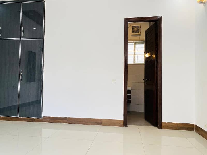 1 Kanal Upper Portion available for rent in DHA Phase 4 16