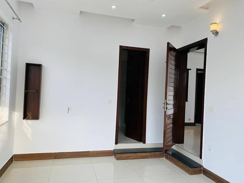 1 Kanal Upper Portion available for rent in DHA Phase 4 23