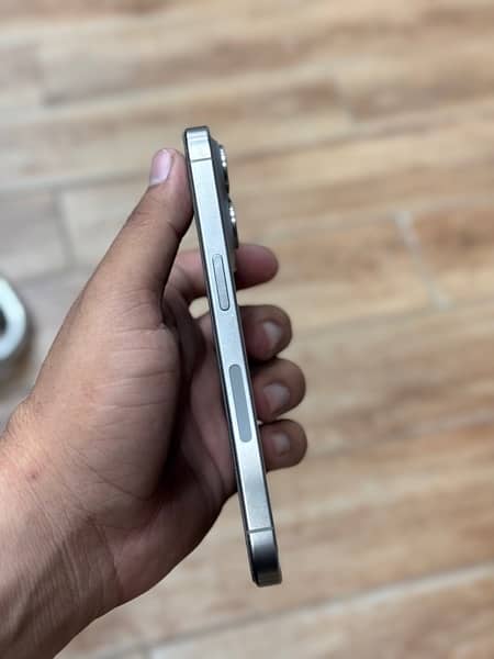 iphone 15 pro Natural Titanium 128 GB JV 4