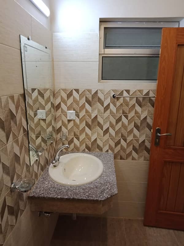 HOT LOCATION 1 KANAL UPPER PORTION AVAILABLE FOR RENT IN WAPDA TOWN - BLOCK E1 6