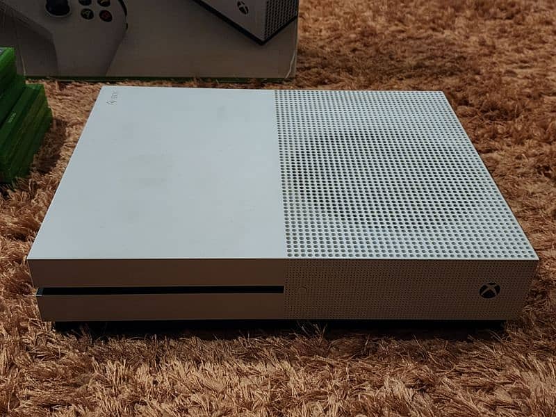 Xbox one S 1tb with 5 discs 1