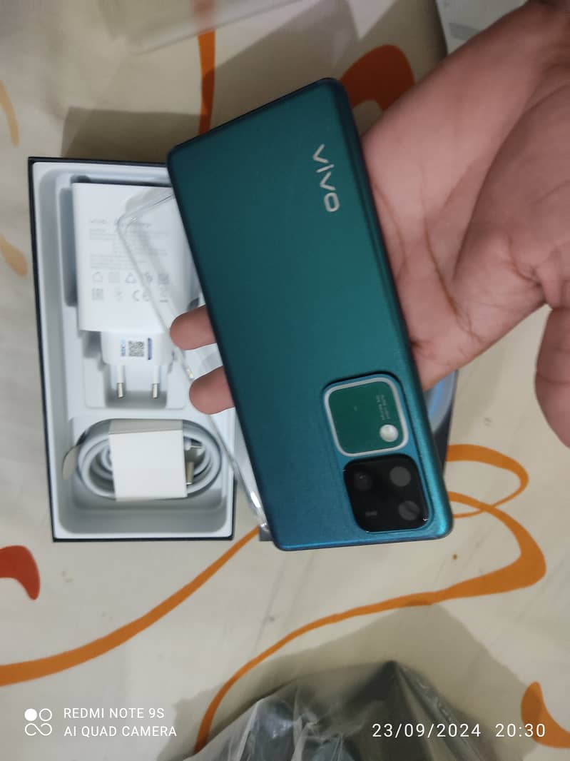 Vivo V30 5G - Just Box Open 2