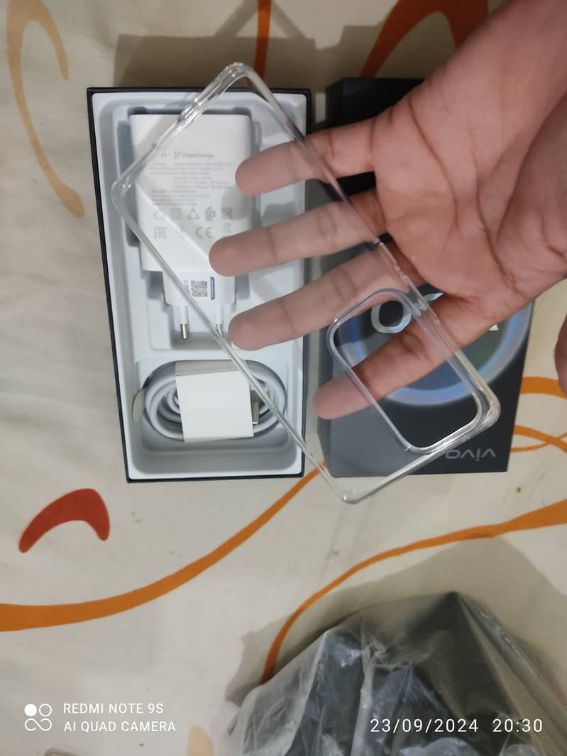 Vivo V30 5G - Just Box Open 3