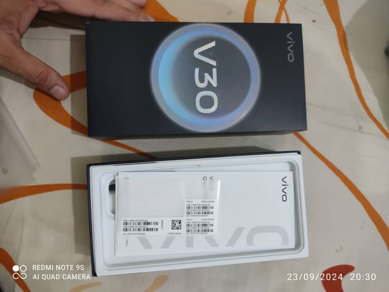 Vivo V30 5G - Just Box Open 6