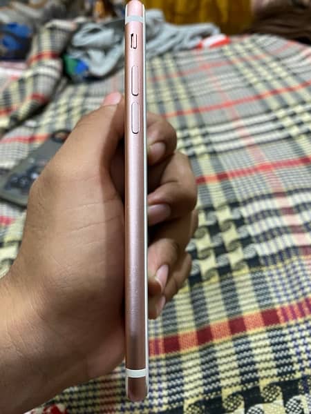 i phone 7… 10/10 condition urgent sale 5