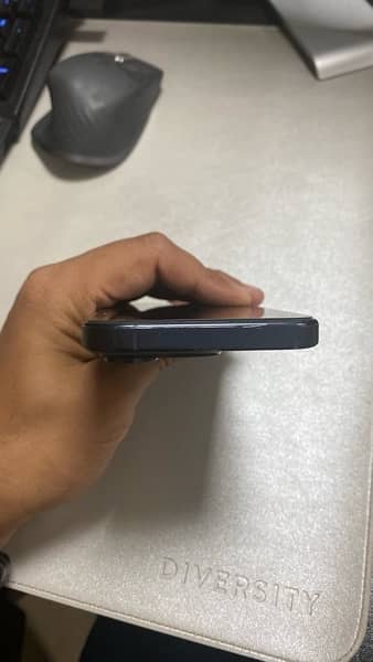 iPhone 15 pro (Titanium blue) 4