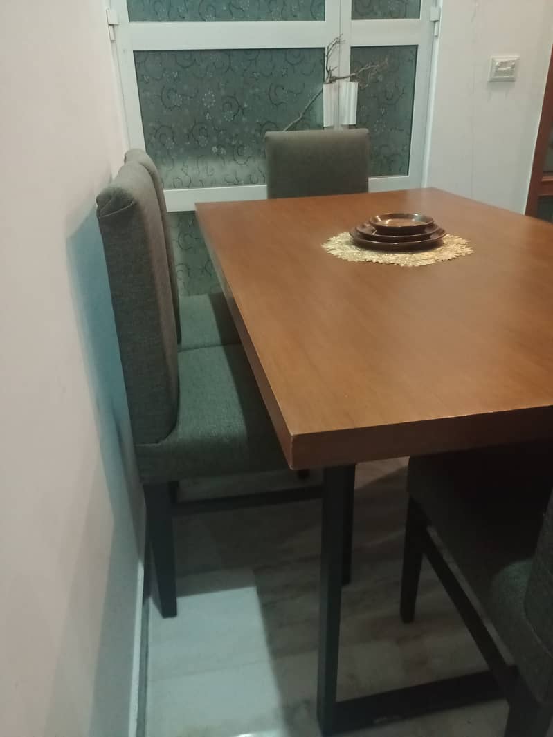 Wooden dining table 6 seater. Condition 10/10/slightly used 1