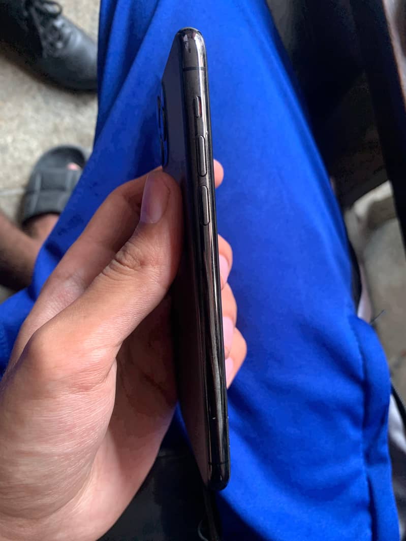 IPHONE 11 PRO 256GB ICLOUD 4