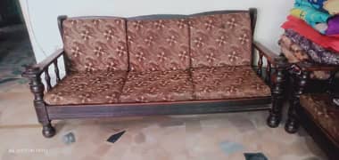 sofa set 3,1,1 چنیوٹی لکڑی گدیاں بھی اوکے ہیں بہترین صوفہ سیٹ