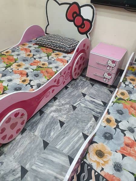 2 single beds 1 side table Hello kitty beds 1