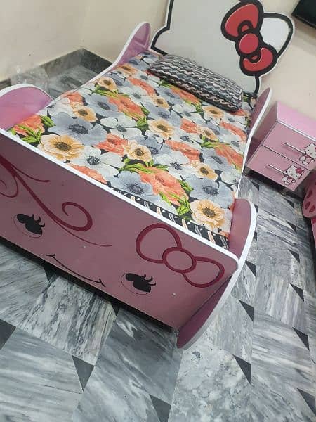 2 single beds 1 side table Hello kitty beds 2