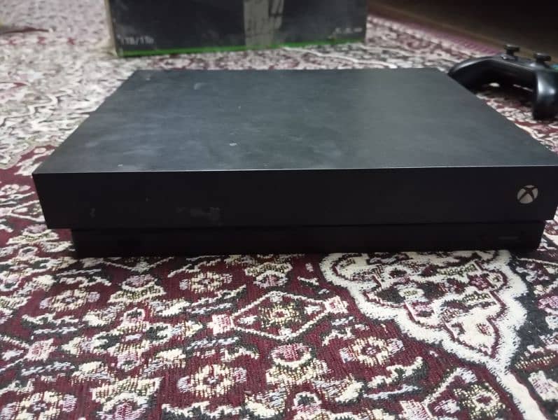 Xbox one X 1 TB with 1 controller 2