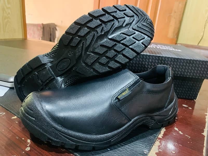 safety shoes 10