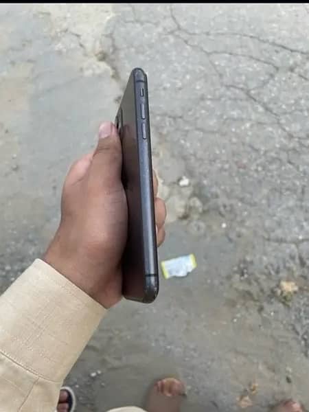 IPHONE 11 WITH BOX 5