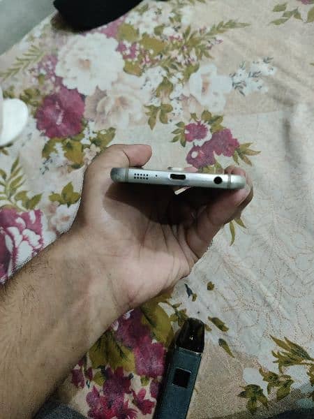 smasung S6 nonpta charging jack kharab ha lykin wireles chargr sath ha 2