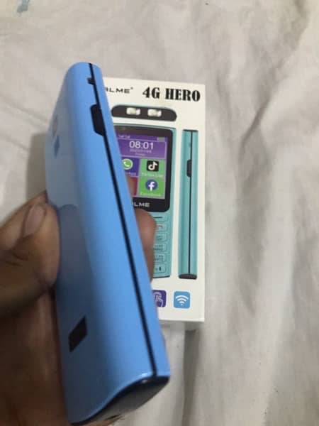 I am selling Calme 4G hero mobile Total New Phone box open 5