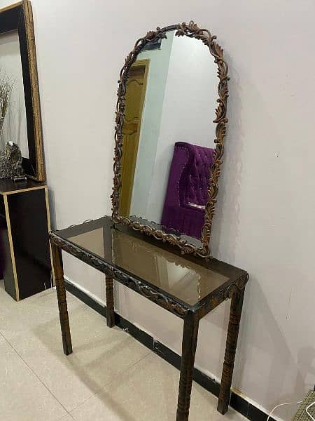 KING BED WITH TABLE AND MIRROR 1