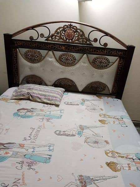 KING BED WITH TABLE AND MIRROR 3