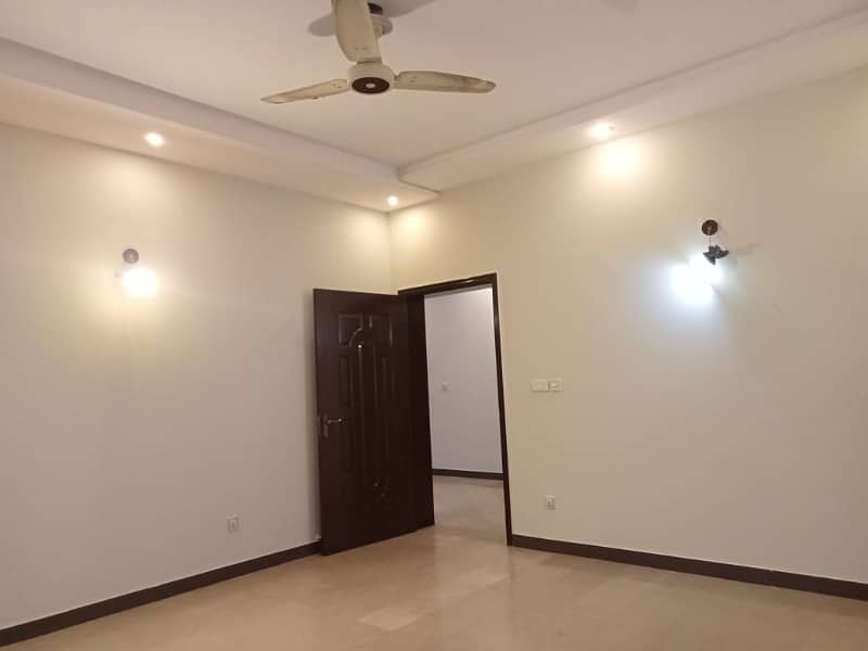 D H A Lahore 1 Kanal Owner Build Design House With 100% Original Pictures Available For Rent 32