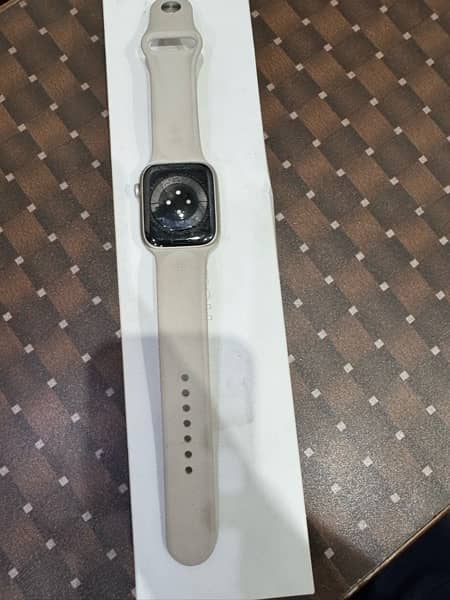 Apple Watch Series 8 starlight 1