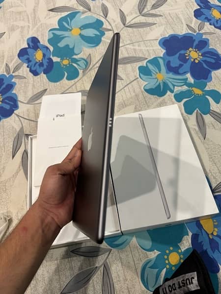 iPad 9th generation just box open in warranty 6