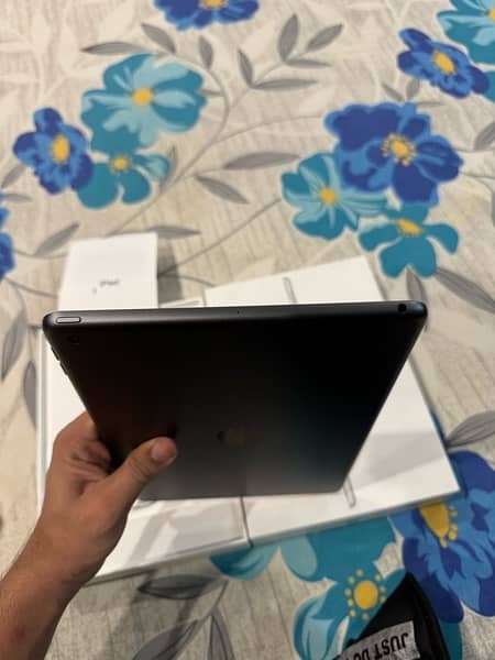 iPad 9th generation just box open in warranty 7