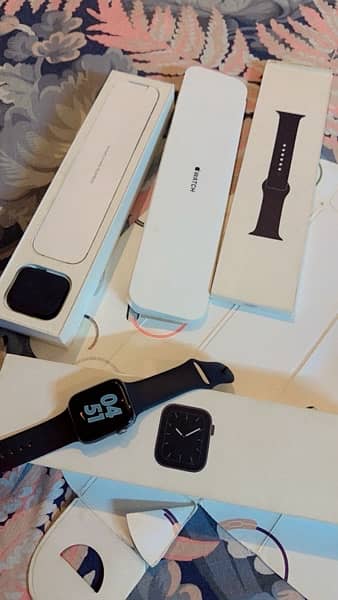 Apple Watch Series 5 44MM Complete box 0