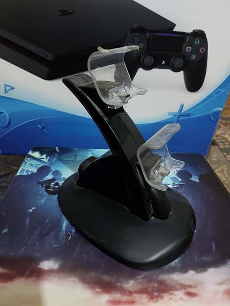 Ps4 slim 10/10 condition with box 1 disc and 1 controller stand 3