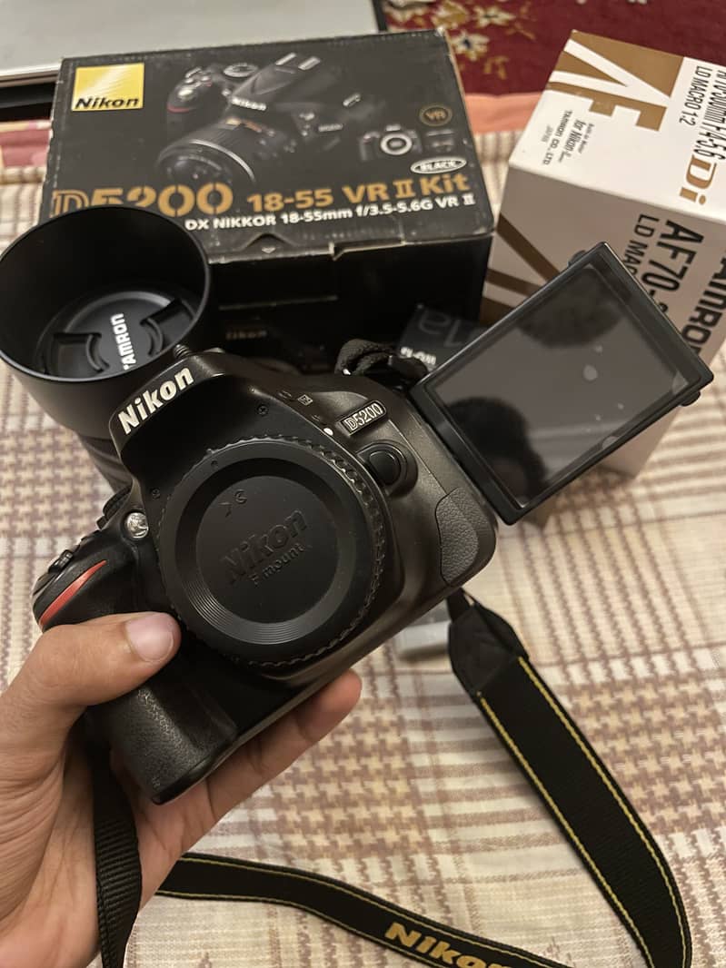 Nikon D5200 with Box in Pristine 9/10 Condition 1