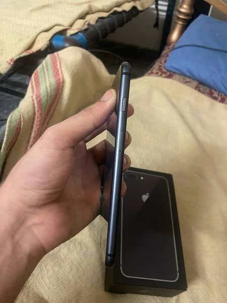 iphone8plus 64gb with box charger 3